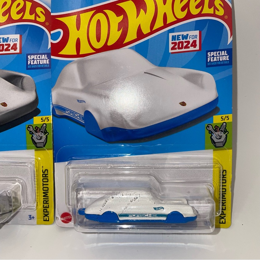 Hot Wheels Experimotors Porsche 911 Carrera Car Keychain Set 2024 Key Fob - Picture 2 of 4